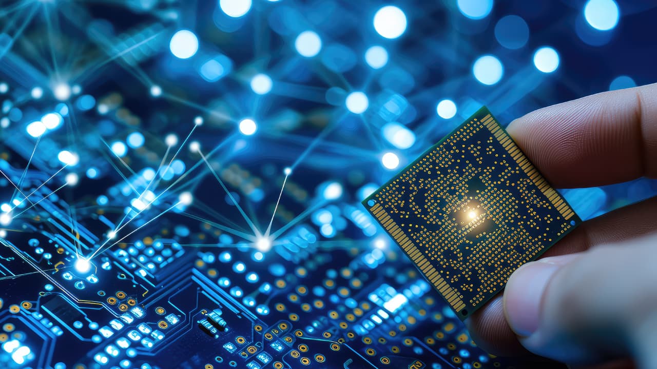Cornelis Networks Unveils OmniPath Hardware to Connect AI Chips at Scale