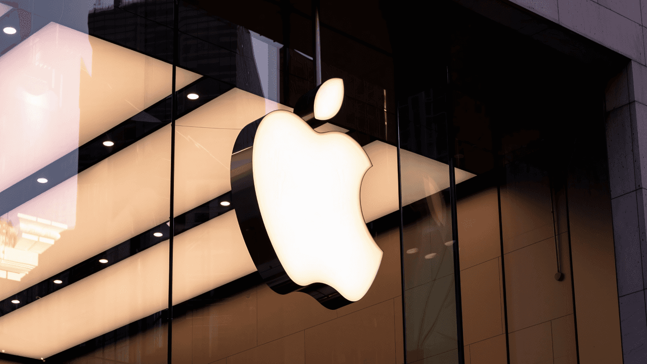 Apple Eyes OpenAI or Anthropic to Power Smarter Siri